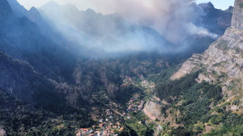 Imagem de Incêndio chega à Boaventura e intensifica-se na zona do Pico do Arieiro (vídeo)