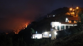 Incêndio próximo de casas na Ponta do Sol (vídeo)