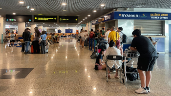 Dezenas de passageiros esperam que Ryanair remarque voos cancelados (vídeo)