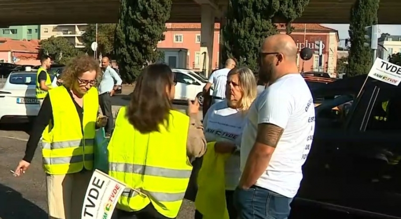 Motoristas e parceiros TVDE rumam à Assembleia da República em protesto