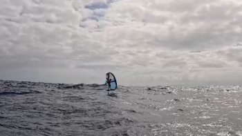 Campeão mundial faz travessia entre as duas ilhas (vídeo)