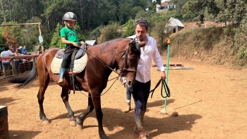 Equitação terapêutica é ajuda para muitas crianças (vídeo)