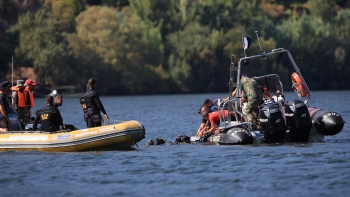 Mergulhadores prosseguem buscas no rio Douro e retiram hoje cauda do helicóptero