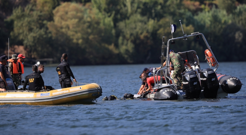 Mergulhadores prosseguem buscas no rio Douro e retiram hoje cauda do helicóptero