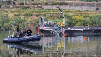 Imagem de Mergulhadores no rio Douro para último dia de buscas por peças do helicóptero