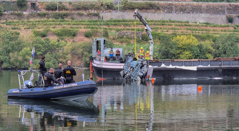 Mergulhadores no rio Douro para último dia de buscas por peças do helicóptero