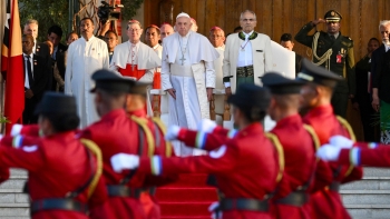 Timor/Papa: Francisco recebido com pompa tradicional no palácio de Díli