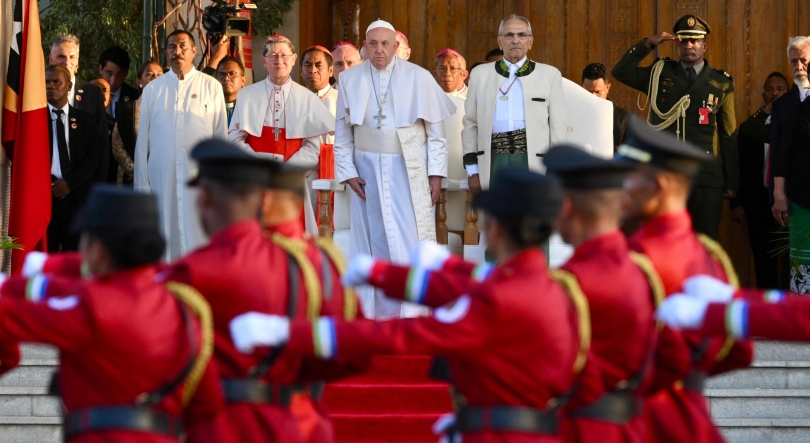 Timor/Papa: Francisco recebido com pompa tradicional no palácio de Díli