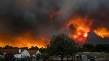 Imagem de Fogo dominado durante a madrugada