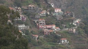 Serão realojados 60 moradores da Fajã das Galinhas.