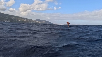 Campeão do Mundo faz travessia entre as duas ilhas (vídeo)