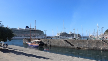 Porto do Funchal com dois navios de cruzeiro que trazem quase 8 000 pessoas