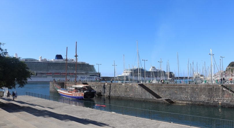 Porto do Funchal com dois navios de cruzeiro que trazem quase 8 000 pessoas