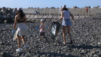 Voluntários limpam a praia do Almirante Reis (áudio)