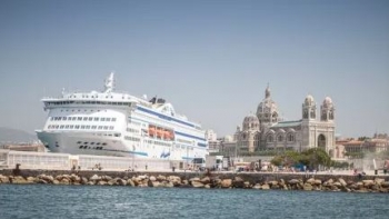 Ativistas bloqueiam entrada de navios de cruzeiro