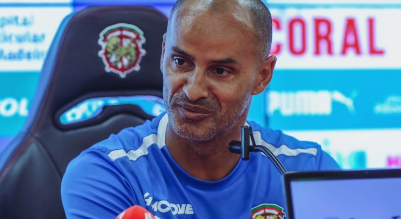 Imagem de Ex-treinador do Marítimo assina pelo Farense