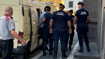 Traficantes sentados no banco dos réus após adiamento por greve (áudio)