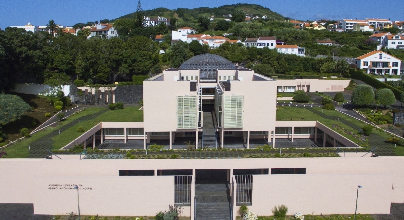 Açores aprovam recuperação de tempo de serviço para docentes da Madeira e continente