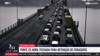 Imagem de Ponte 25 de Abril encerrada para detenção de foragidos