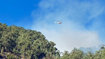 Helicóptero já faz descargas de água na Furna (vídeo)