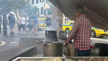 Pela primeira vez há uma banca de castanhas na Fernão de Ornelas (vídeo)