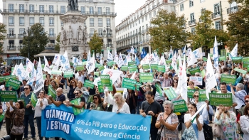 Centenas de professores de todo o país concentrados no Rossio em Lisboa