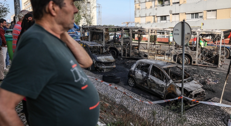 PSP regista até agora dois autocarros e sete veículos incendiados em Lisboa