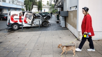 Imagem de Caixotes de lixo e viaturas incendiadas em vários bairros de Lisboa