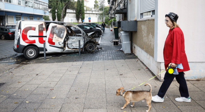 Caixotes de lixo e viaturas incendiadas em vários bairros de Lisboa