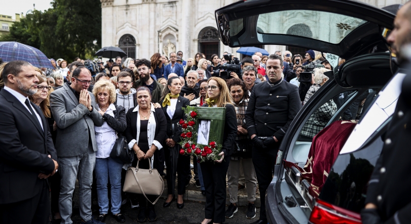 Centenas de pessoas na última homenagem ao cantor em Lisboa