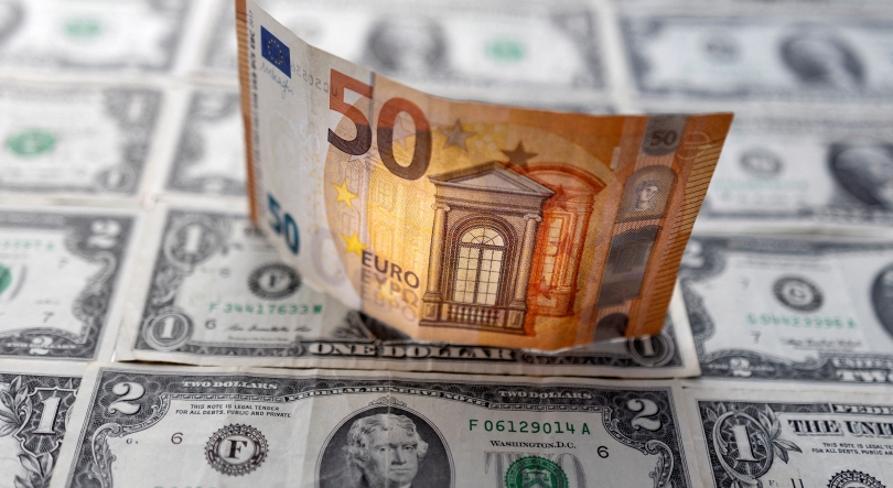 Euro cai e encerra semana abaixo de 1,08 dólares