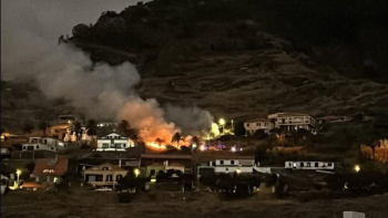 Imagem de Bombeiros combatem incêndio no Caniçal (vídeo)