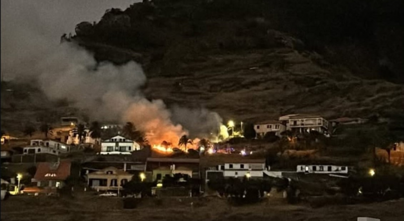 Dois incêndios mobilizam bombeiros de Machico