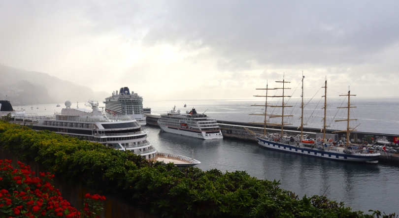 Quatro navios com cerca de 7 mil pessoas enchem o Porto do Funchal