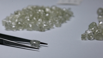 Angola vai leiloar este mês 44 diamantes especiais por via eletrónica