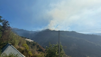 Chamas descem a encosta numa zona de difícil acesso (áudio)