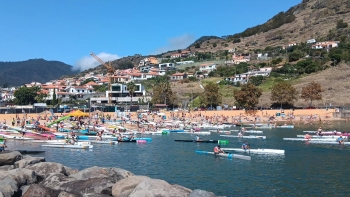 Imagem de Centenas de canoístas partiram de Machico rumo ao Funchal (vídeo)