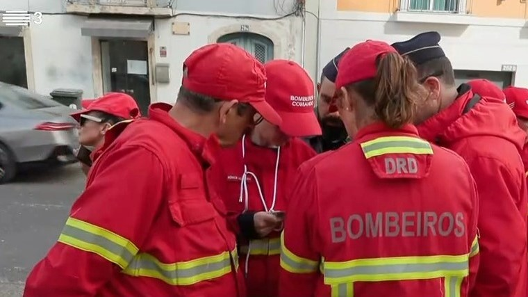 Bombeiros contestam proibição de entrarem fardados no parlamento