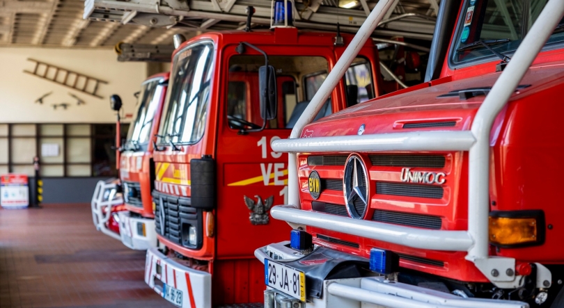 Incêndio na Rua do Pina combatido por 20 bombeiros