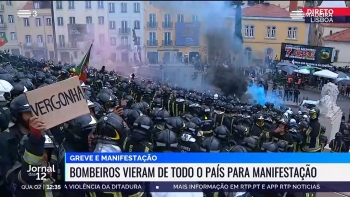 Imagem de Bombeiros sapadores protestam com petardos (vídeo)