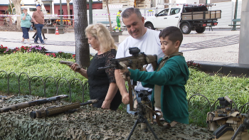 Exposição do exército no Largo da Restauração (vídeo)