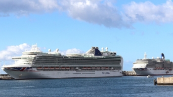 Porto do Funchal com dois navios e à espera de um terceiro