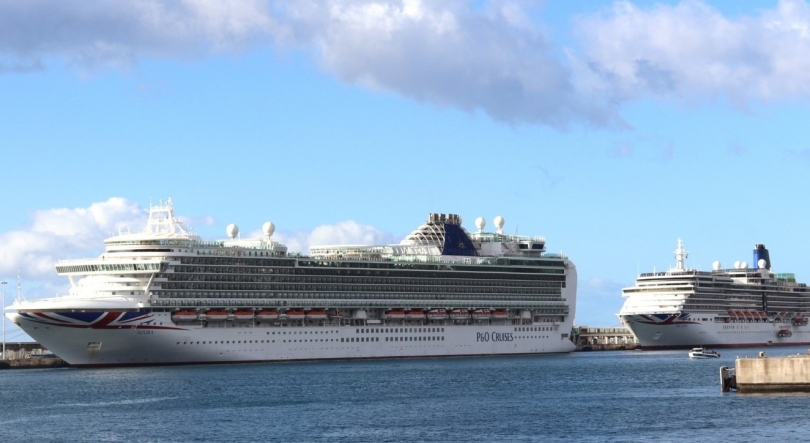 Porto do Funchal com dois navios e à espera de um terceiro