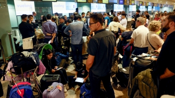 Chuvas levam a cancelamento de voos e desvios no aeroporto de Barcelona