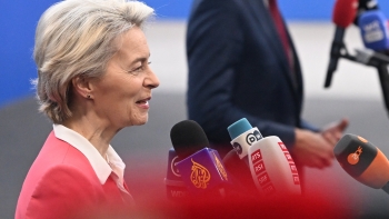 Von der Leyen pede UE unida quando Alemanha tenta encontrar rumo