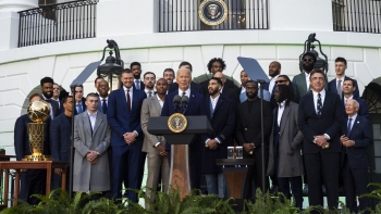 Neemias Queta e equipa dos Boston Celtics recebida por Biden na Casa Branca