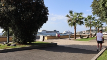 Imagem de Porto do Funchal com dois navios que trazem mais de 4600 pessoas