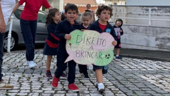 Crianças na rua em manifestação (áudio)