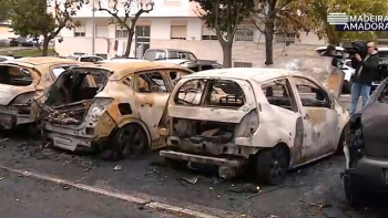 Incêndio na Amadora destruiu dez viaturas