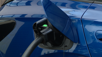 Vendas de elétricos ultrapassam vendas de carros a gasóleo (vídeo)